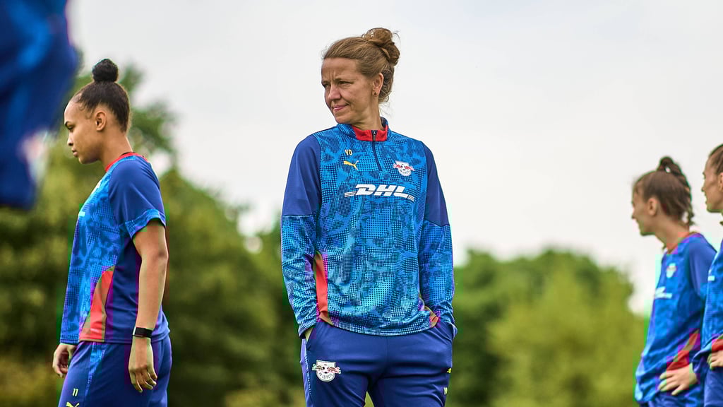 Viola Odebrecht schaut sich das Training der RB-Frauen an.