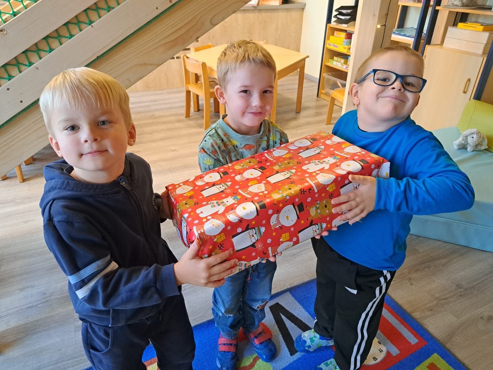 Weihnachtspäckchenkonvoi im Harz: Anderbeck: Kinder packen Geschenke für Kinder
