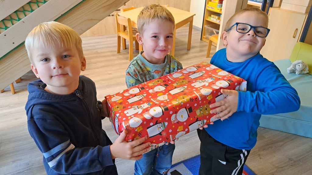 Jakob, Fiete und Emil (von links) mit einem der Päckchen, die nach Osteuropa gehen.