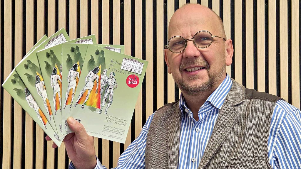 Zum fünften Mal lädt „Kultur im Logenhaus“ in diesem Jahr ein. Uwe Dorand von der Loge präsentiert die kleinen Programmhefte, die zum ersten Mal  herausgegeben worden sind.
