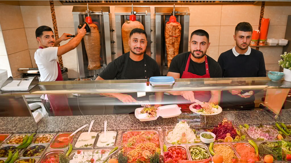 Hasan Kocaoglu (Zweiter von rechts) packt als Geschäftsführer des „Musti-Bistros“ in Wanzleben genau wie Neffe Mustafa (links), Mitarbeiter Gursewak und Neffe Serhat (rechts) an.