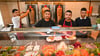 Hasan Kocaoglu (Zweiter von rechts) packt als Geschäftsführer des „Musti-Bistros“ in Wanzleben genau wie Neffe Mustafa (links), Mitarbeiter Gursewak und Neffe Serhat (rechts) an.