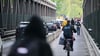 An der Elsenbrücke soll ein Fahrradweg zugunsten eines zweiten Fahrstreifens für Autos weichen. (Archivbild)