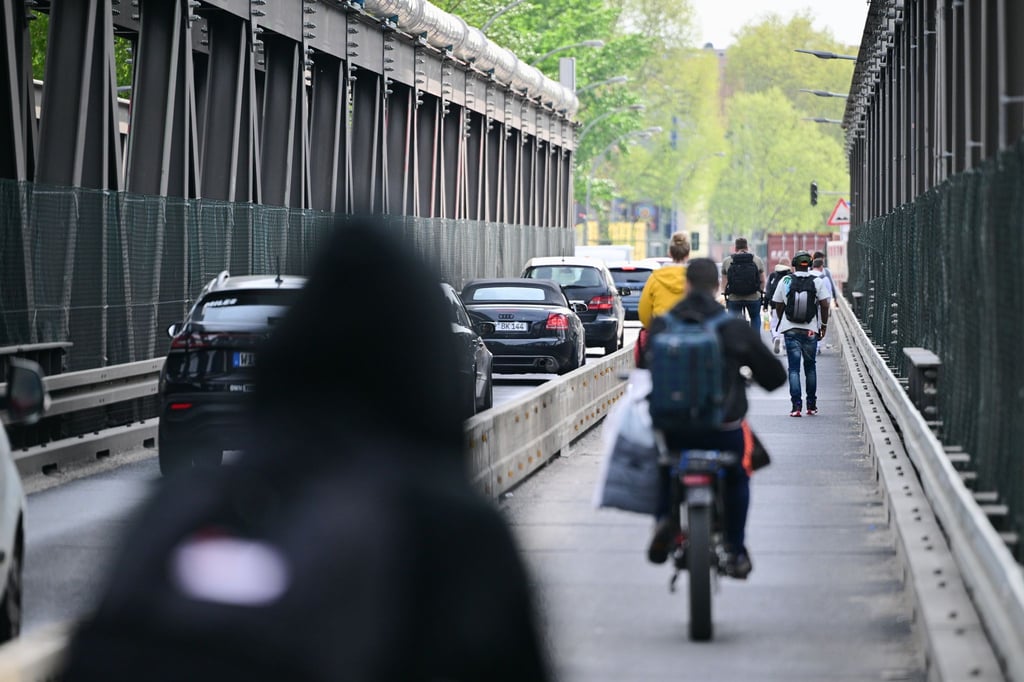 An der Elsenbrücke soll ein Fahrradweg zugunsten eines zweiten Fahrstreifens für Autos weichen. (Archivbild)