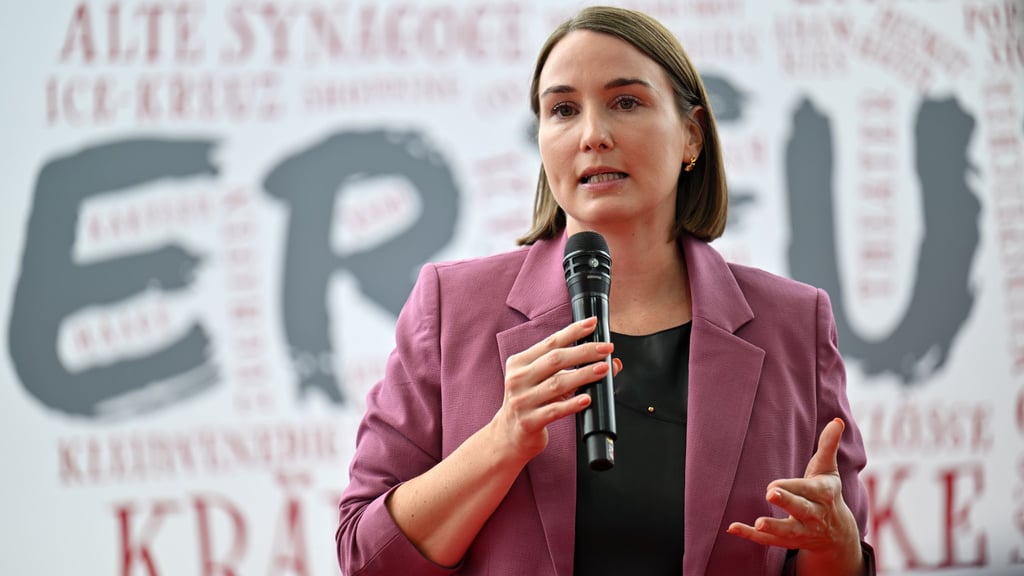 Sozialministerin Katharina Schenk (SPD) betonte mit Blick auf den Preis, dass Demokratie von Menschen lebe, die etwa mit Mut und Herz Haltung zeigten. (Archivbild)