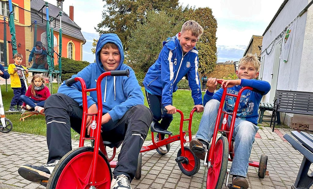 Die Freunde: Justus, Friedrich und Gustav (v.l.) freuen sich sehr, dass sie die erste Etappe der Radtour durch den Landkreis Wittenberg ohne Regenguss geschafft haben. Die Route führt zum dritten Mal nach Zahna. 