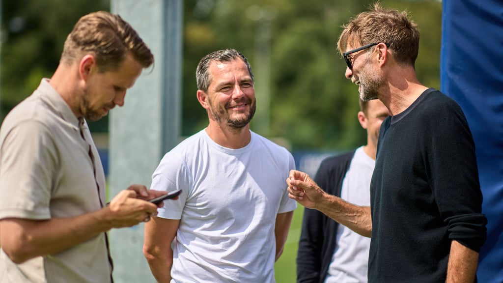 Jürgen Klopp (r.) und RB-Sportchef Marcel Schäfer (Mitte).