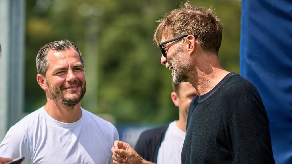 Jürgen Klopp (r.) und RB-Sportchef Marcel Schäfer (Mitte).
