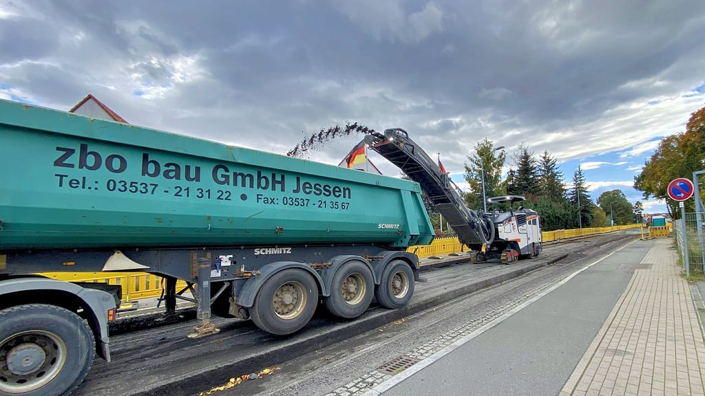Am Dienstagnachmittag ist der Asphalt auf dem Teilstück der B 187 zwischen Aral-Tankstelle und Kirschweg schon fast vollständig abgehobelt.
