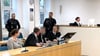 Ein angeklagter Lehrer räumt zum Prozessauftakt vor dem Landgericht Erfurt ein, Sex mit seiner Schülerin gehabt zu haben.