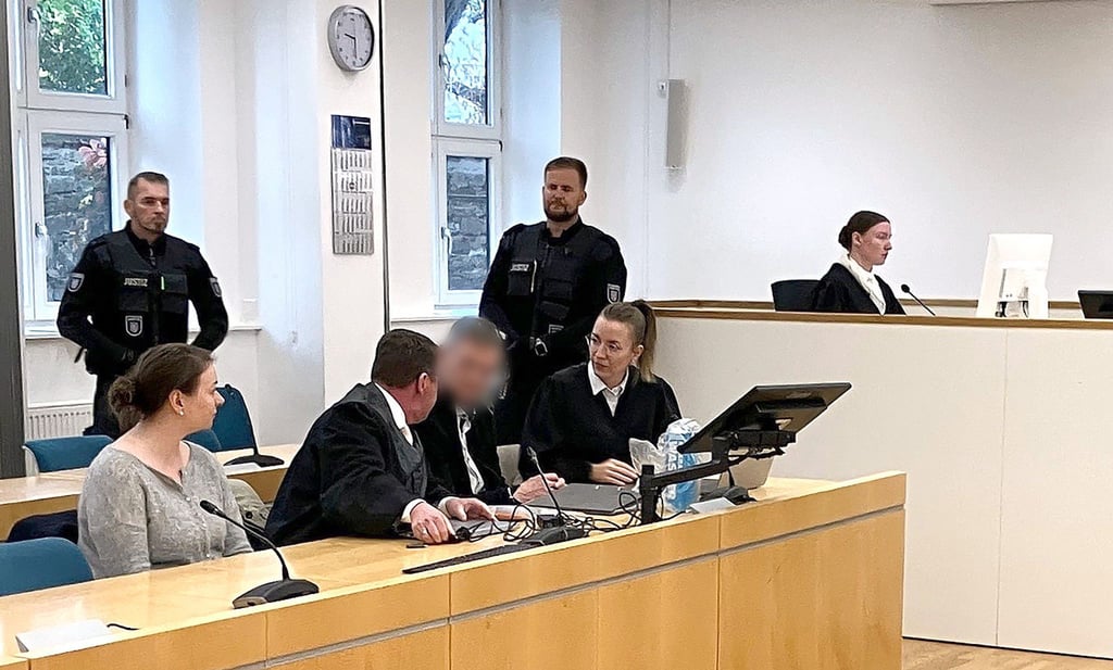 Ein angeklagter Lehrer räumt zum Prozessauftakt vor dem Landgericht Erfurt ein, Sex mit seiner Schülerin gehabt zu haben.
