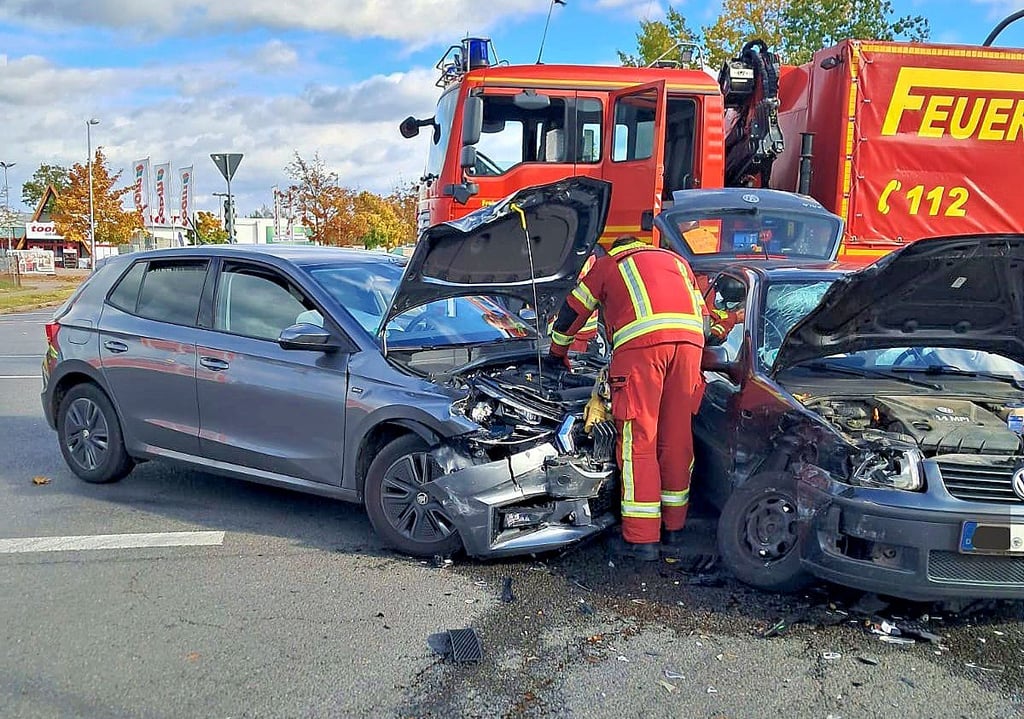 In der Magdeburger Straße in Roßlau hat es am Dienstag einen schweren Unfall gegeben: Die Roßlauer Feuerwehr war vor Ort im Einsatz.