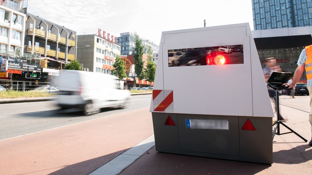 Teurer Blitzer für Raser: Der Enforcement-Trailer auf der Autobahn A2 zwischen Theeßen und Burg Ost hat bisher mehr als 65.000 Raser erwischt.