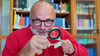 Seit seiner Kindheit  sammelt  Dieter Bloch Briefmarken. Der 68-Jährige  leitet  eine AG an der Grundschule Elstervorstadt. 