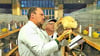 Die Preisrichter Marcel Dittrich aus Zörbig (vorn) und der Landesverbandsvorsitzende Dieter Kuhr aus Könnern begutachten ein Zuchtergebnis. 