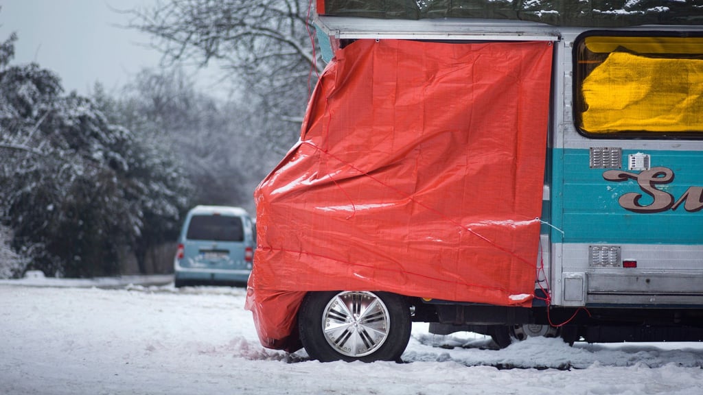 Überwintert das Wohnmobil im Freien, sollte man eine Abdeckplane und zusätzliche Diebstahlsicherungen verwenden: Radkralle, Lenkradsperre und Kopplungsschloss sorgen für Schutz.