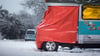 Überwintert das Wohnmobil im Freien, sollte man eine Abdeckplane und zusätzliche Diebstahlsicherungen verwenden: Radkralle, Lenkradsperre und Kopplungsschloss sorgen für Schutz.