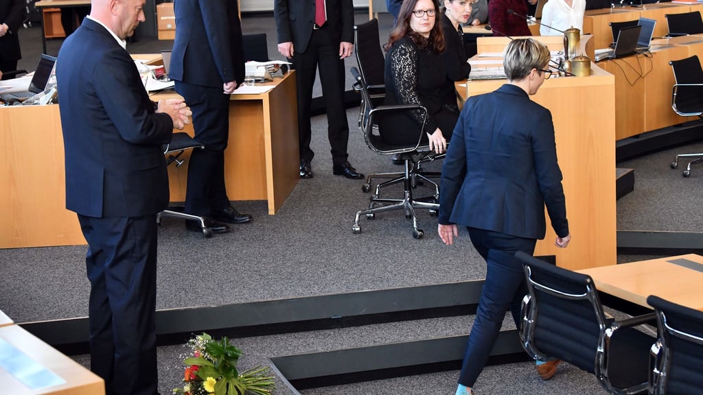 Im Februar 2020 warf Susanne Hennig-Wellsow (Linke) dem mit Stimmen der AfD zum Ministerpräsidenten frisch gewählten Thomas Kemmerich (FDP) Blumen vor die Füße. (Archivbild)