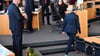 Im Februar 2020 warf Susanne Hennig-Wellsow (Linke) dem mit Stimmen der AfD zum Ministerpräsidenten frisch gewählten Thomas Kemmerich (FDP) Blumen vor die Füße. (Archivbild)