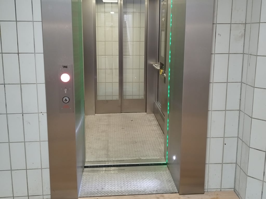 Der neue Aufzug an Gleis 1 und 2 steht schon wieder still am Bahnhof Salzwedel