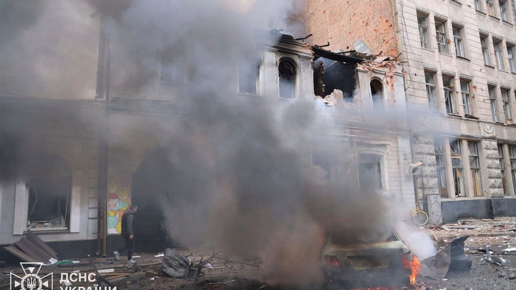 Der Kindergarten in Charkiw wurde von einer russischen Drohne getroffen und geriet in Brand.