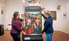 Die beiden Museumsmitarbeiterinnen Mandy Wignanek (l.) und Ellen Keindorff mit der Reproduktion eines Altarflügels eines unbekannten Meisters aus dem  15. Jahrhundert, der die älteste Stadtansicht Freyburgs zeigt.  