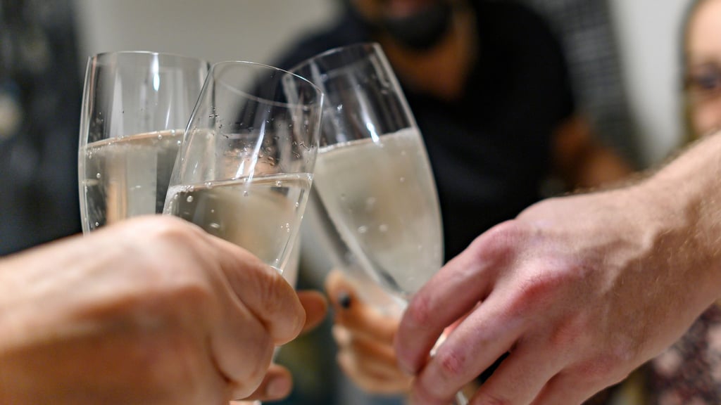 Eine Runde Sekt für die Mitarbeiter - nett, wenn der Chef das erlaubt. Die Arbeitsfähigkeit darf das aber nicht beeinträchtigen.