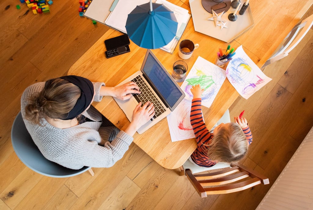 Das Arbeiten von zu Hause bleibt für viele attraktiv – etwa um Beruf und Familie besser zu verbinden. (Symbolbild)