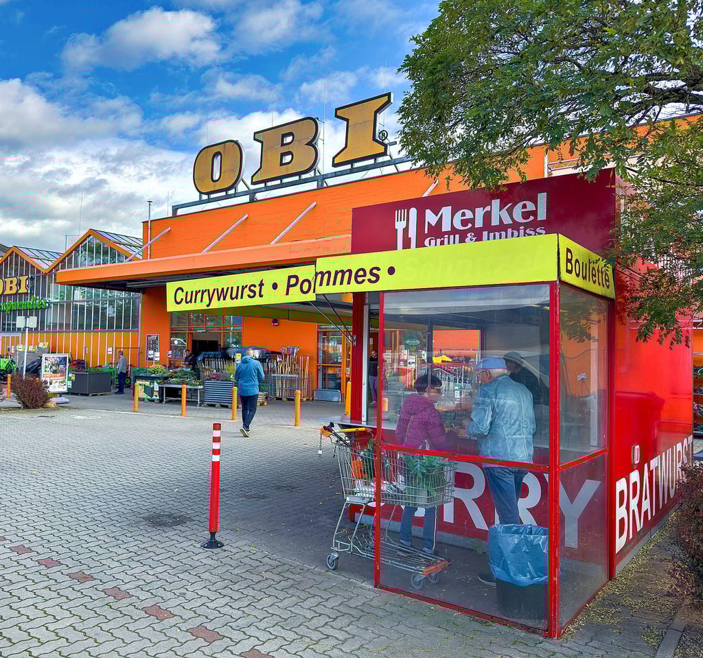 Letzte Tage am Grill: Nach mehreren Jahren verabschiedet sich Betreiber Dirk Merkel mit seinem Imbiss vom Obi-Parkplatz in Wittenberg. Der Standort soll im Dezember mit neuem Konzept wiederbelebt werden.