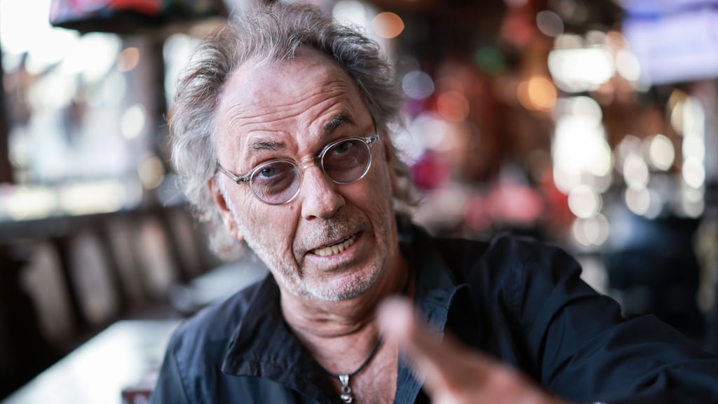 Hugo Egon Balder äußert sich im Podcast deutlich zur neuen ARD-Reality-Show „Werwölfe“.