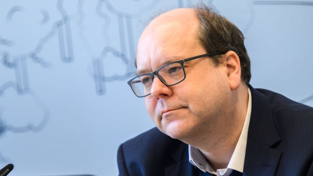 Minister Meyer meint: Auf Verpackungen soll auch deutlicher darauf hingewiesen werden, dass Feuchttücher nicht in die Toilette gehören.