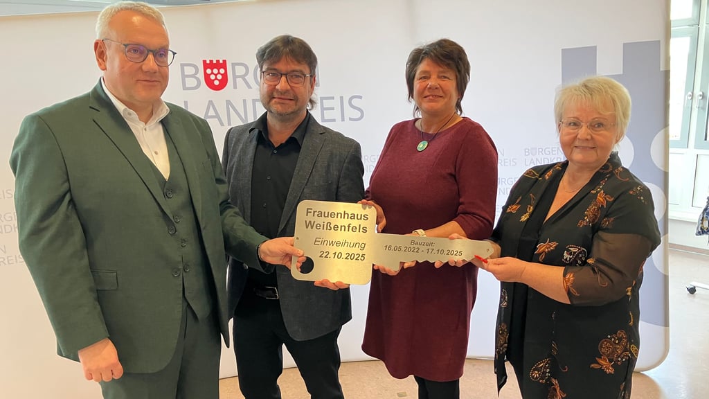 Bei der symbolischen Übergabe des Schlüssels: Landrat Götz Ulrich, Bauleiter Ralph Melle, Frauenhausleiterin Birgit Peterz und Gisela Bevier, Vorsitzende des Frauenhausvereins (v.li.).