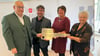 Bei der symbolischen Übergabe des Schlüssels: Landrat Götz Ulrich, Bauleiter Ralph Melle, Frauenhausleiterin Birgit Peterz und Gisela Bevier, Vorsitzende des Frauenhausvereins (v.li.).