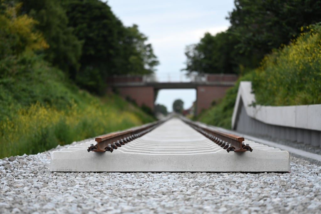 Erste Züge werden auf der sogenannten Wunderline voraussichtlich erst im Sommer 2026 fahren. (Archivbild)