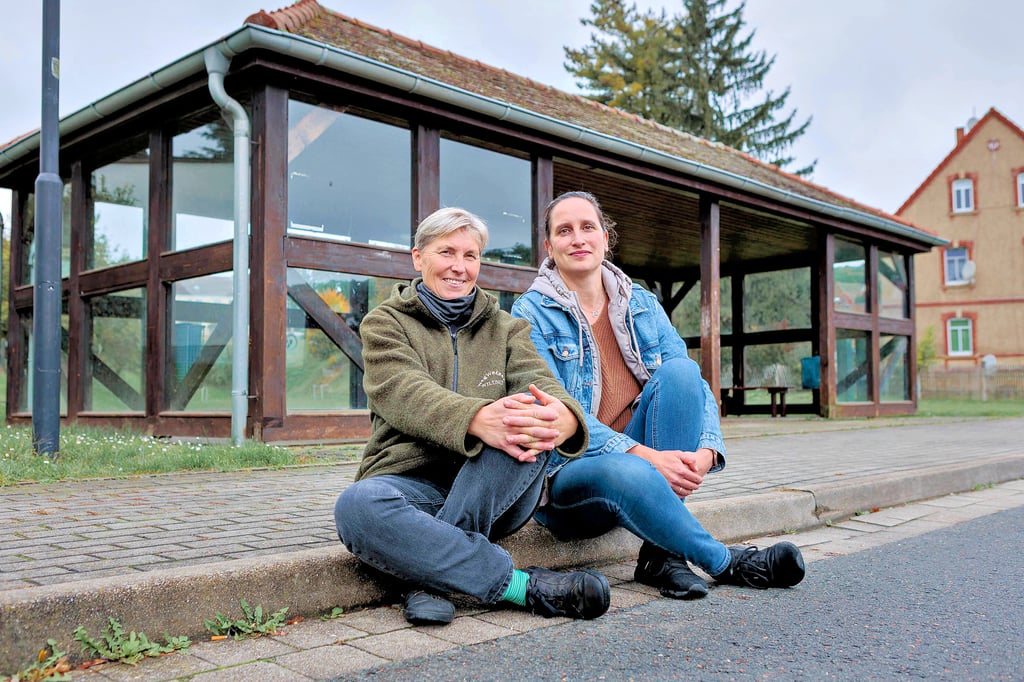 Anja Ußler und Anja Schmidt vor der Bushaltestelle im Dorf