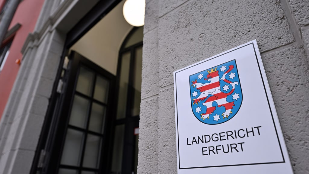 Ein angeklagter Lehrer räumt zum Prozessauftakt vor dem Landgericht Erfurt ein, Sex mit seiner Schülerin gehabt zu haben. (Archivbild)