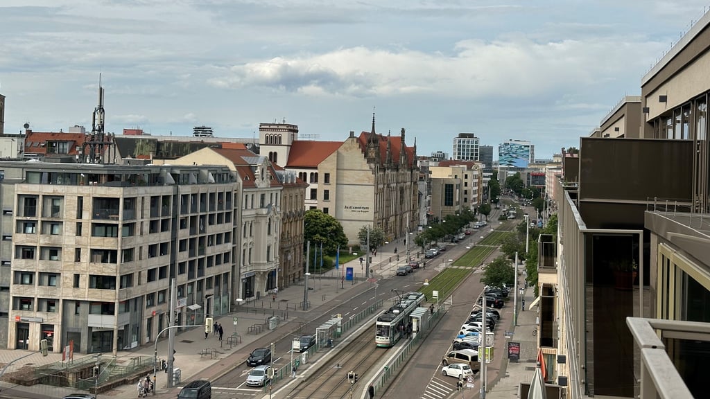 Blick auf den Breiten Weg in Magdeburg von einer Wohnung im Domviertel aus. Auch im neuen Mietspiegel ist die Lage ein wichtiger Faktor.