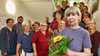 Ina Wiemann lässt sich im Kreise der Kollegen zum 40-jährigen Dienstjubiläum feiern.