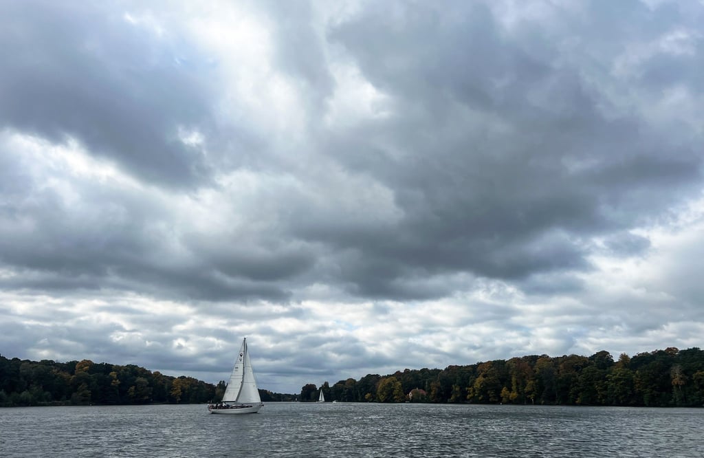 Wolken und Regen bestimmen das Wetter in den kommenden Tagen. (Symbolbild)