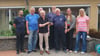 Eine Delegation aus Schlanstedt übergibt die Spende in Magdeburg.