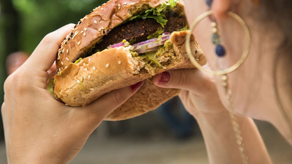 Burger statt Obst: 84 Prozent der Befragten sind der Ansicht, dass gesunde Lebensmittel an öffentlichen Plätzen schwerer zu finden sind als ungesunde Produkte.