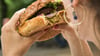 Burger statt Obst: 84 Prozent der Befragten sind der Ansicht, dass gesunde Lebensmittel an öffentlichen Plätzen schwerer zu finden sind als ungesunde Produkte.