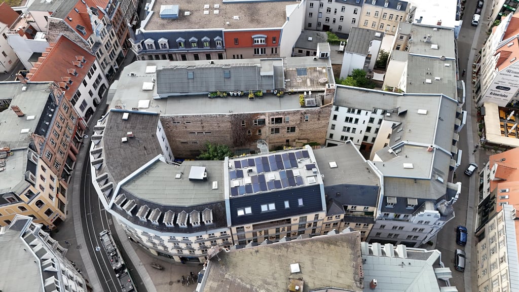Sticht im Stadtbild in Halle noch heraus: Die PV-Anlage auf dem Haus von Karsten Liebmann.