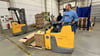 Christian Bornschein bereitet im Zörbiger Logistikzentrum von Abena Pflege- und Hygieneartikel für den Versand vor.