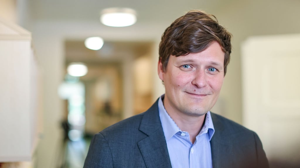 Sachsens Kultusminister Conrad Clemens (CDU) hat einen Fördermittelbescheid für das „Fabmobil“ übergeben. (Archivbild)