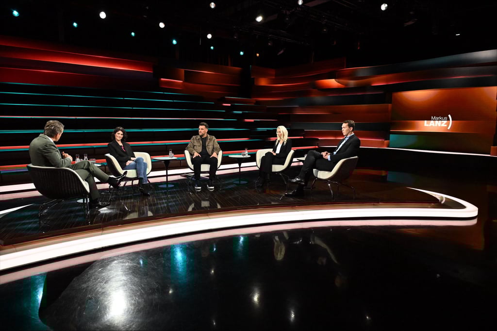 In einer Runde mit Markus Lanz (l.): Landrat Steffen Burchhardt (v.r.), Katja Rininsland, Stadteltersprecherin Frankfurt/Main, Engin Catik, Leiter der Berliner Friedrich-Bergius-Schule, und Barbara Mächtle, Leiderin der Gräfe-Grundschule Ludwigshafen.
