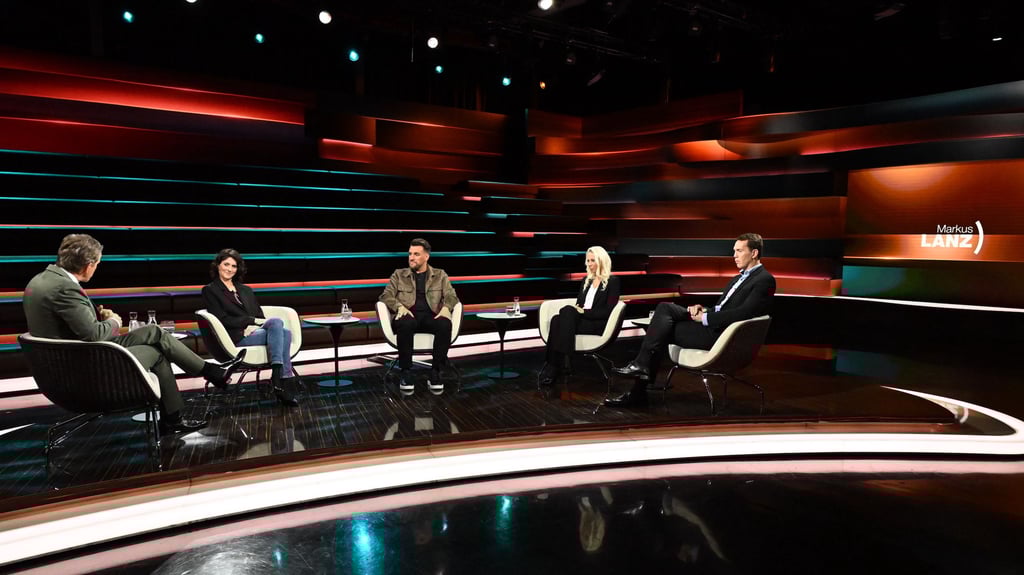 In einer Runde mit Markus Lanz (l.): Landrat Steffen Burchhardt (v.r.), Katja Rininsland, Stadteltersprecherin Frankfurt/Main, Engin Catik, Leiter der Berliner Friedrich-Bergius-Schule, und Barbara Mächtle, Leiterin der Gräfe-Grundschule Ludwigshafen.
