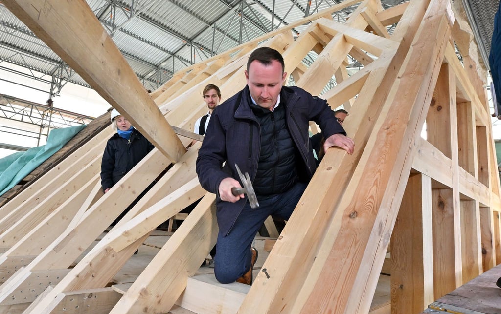 Zur Feier erster Restaurationsfortschritte wurde ein Richtfest abgehalten. Christian Herrgott (CDU) schlägt als Landrat des Saale-Orla-Kreises einen Nagel in den fertiggestellten Dachstuhl des Torhauses.