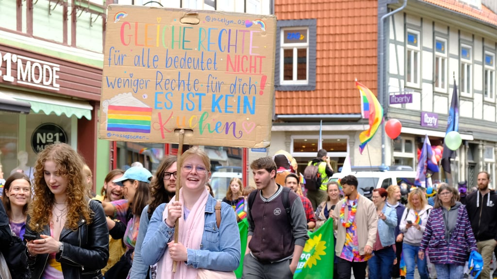 Hunderte CSD-Teilnehmer demonstrierten in Wernigerode für mehr Chancengleichheit, Vielfalt und Toleranz.