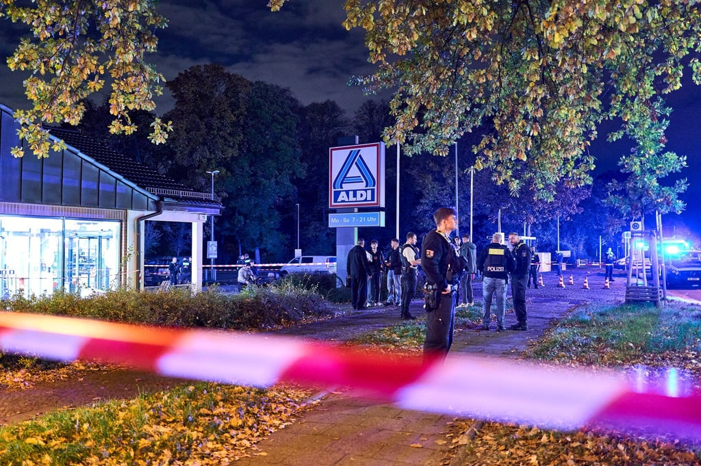 Mindestens eine Person wurde verletzt und in ein Krankenhaus gebracht.
